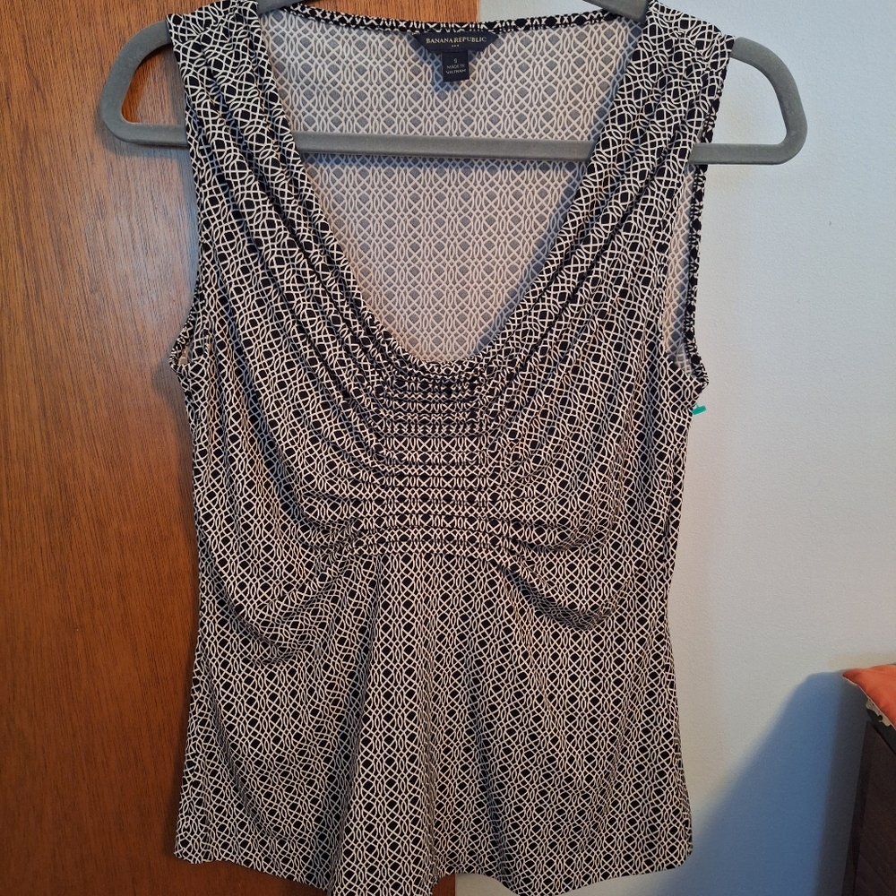 Final Price* Banana Republic Black White Patterned Cowl Neck Tank Top Size M